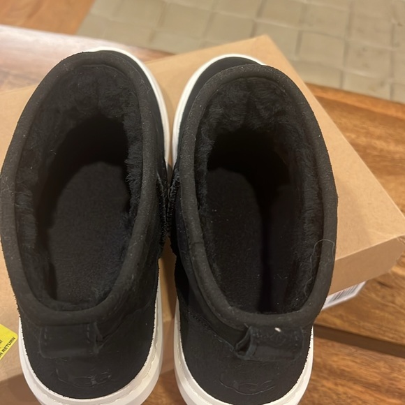 UGG Alameda Mini Boot NWT in Black Size 9 - Picture 10 of 10